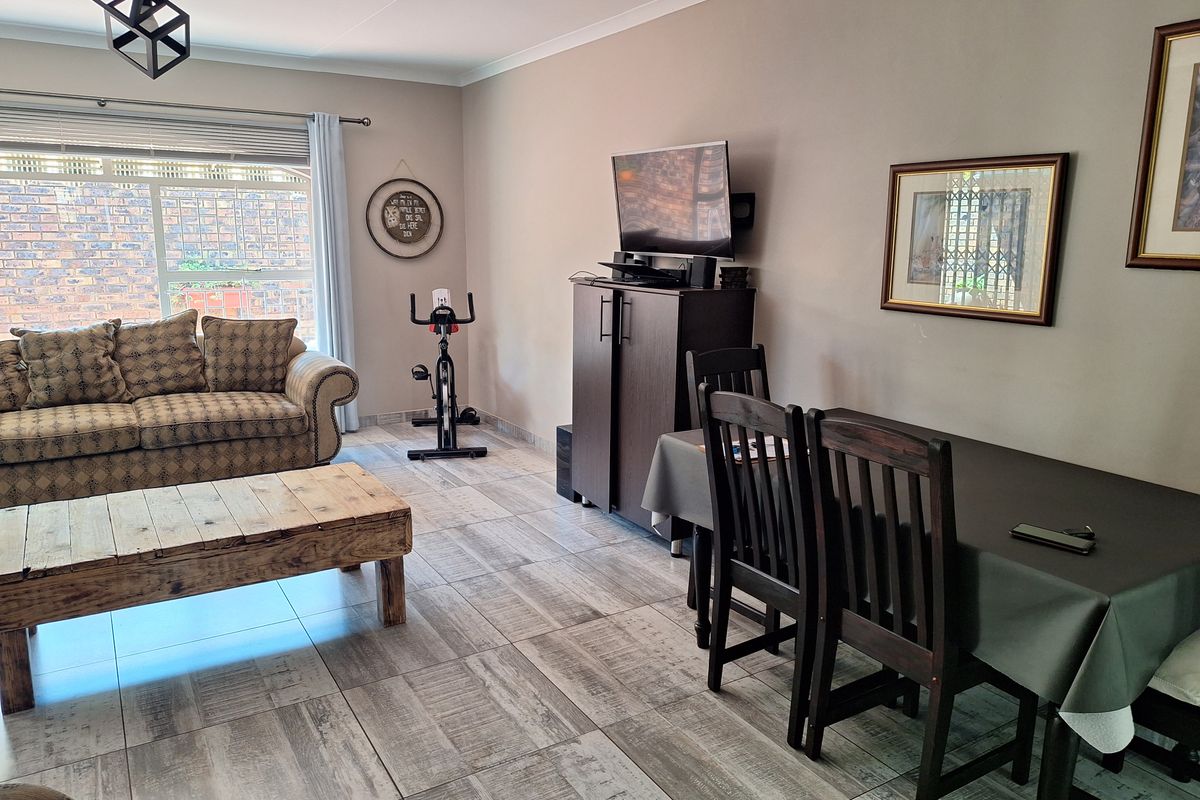 Luxury townhouse in a secure, sought-after complex. - Photo 5