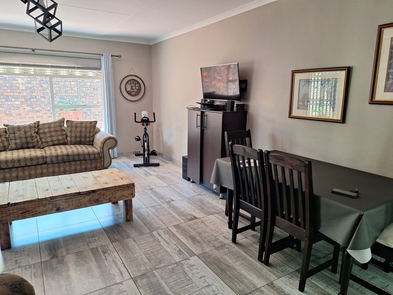 Luxury townhouse in a secure, sought-after complex. - Photo 5