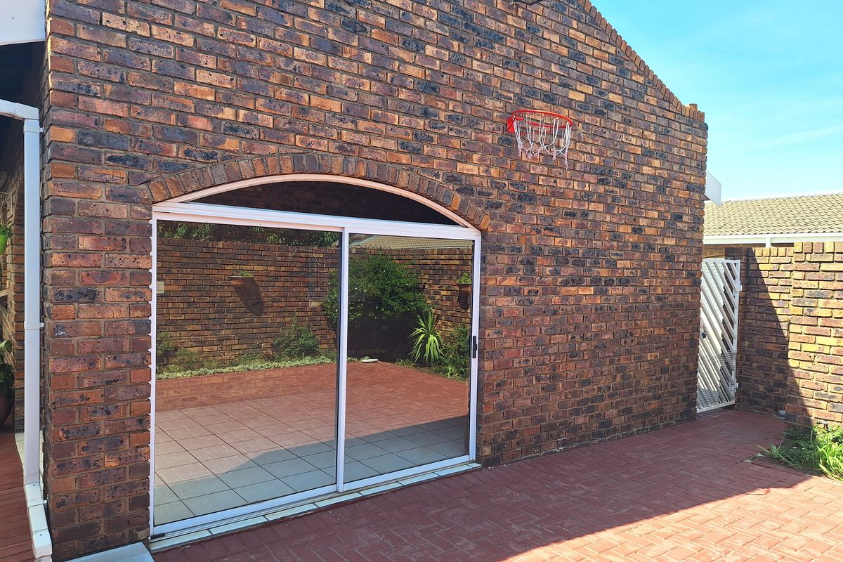 Luxury townhouse in a secure, sought-after complex. - Photo 3