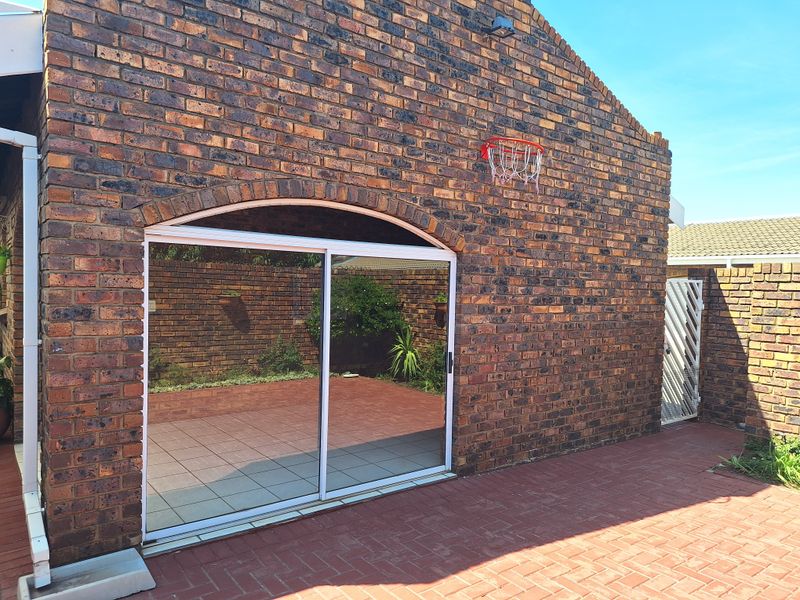 Luxury townhouse in a secure, sought-after complex. - Photo 3