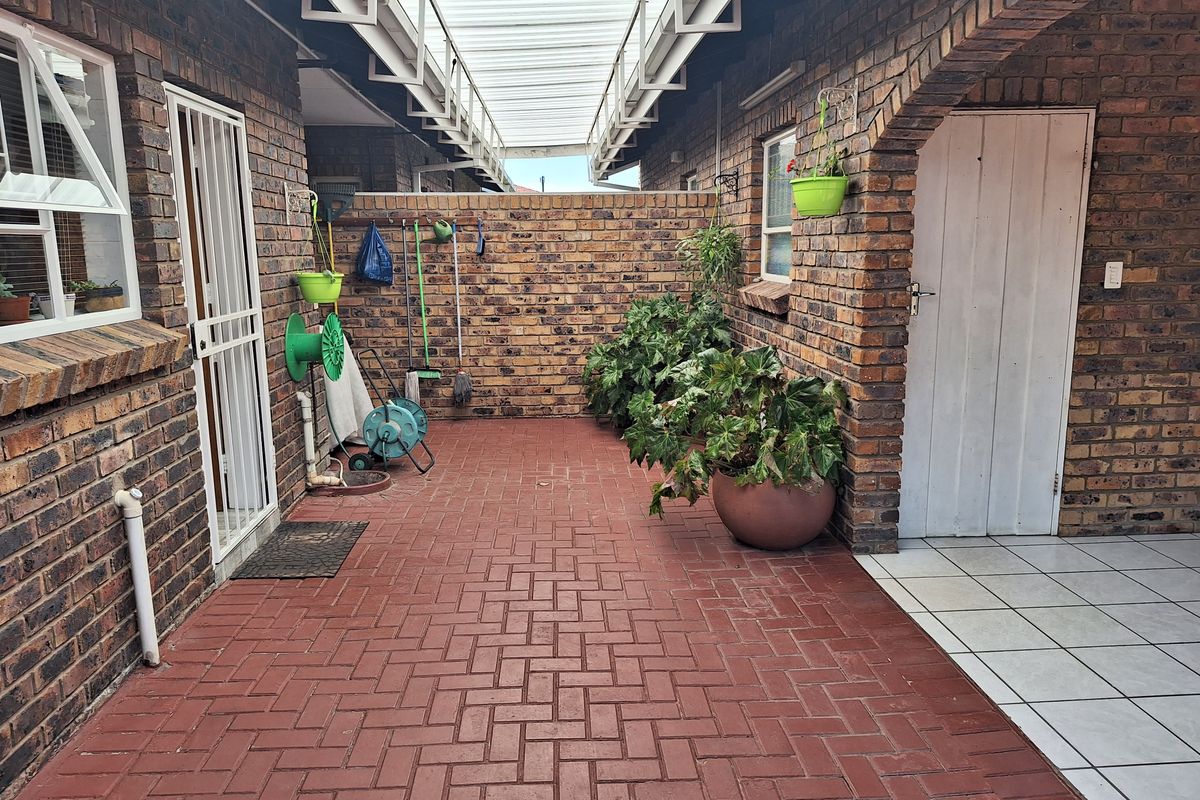 Luxury townhouse in a secure, sought-after complex. - Photo 4