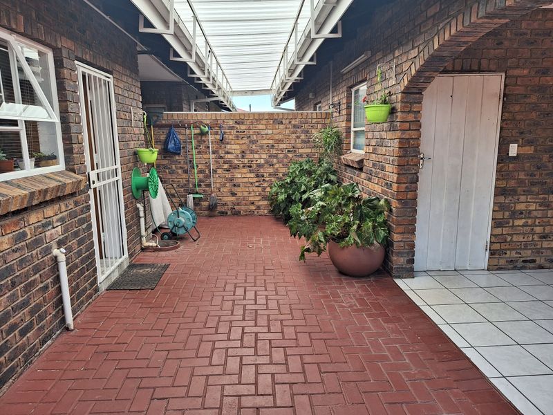 Luxury townhouse in a secure, sought-after complex. - Photo 4