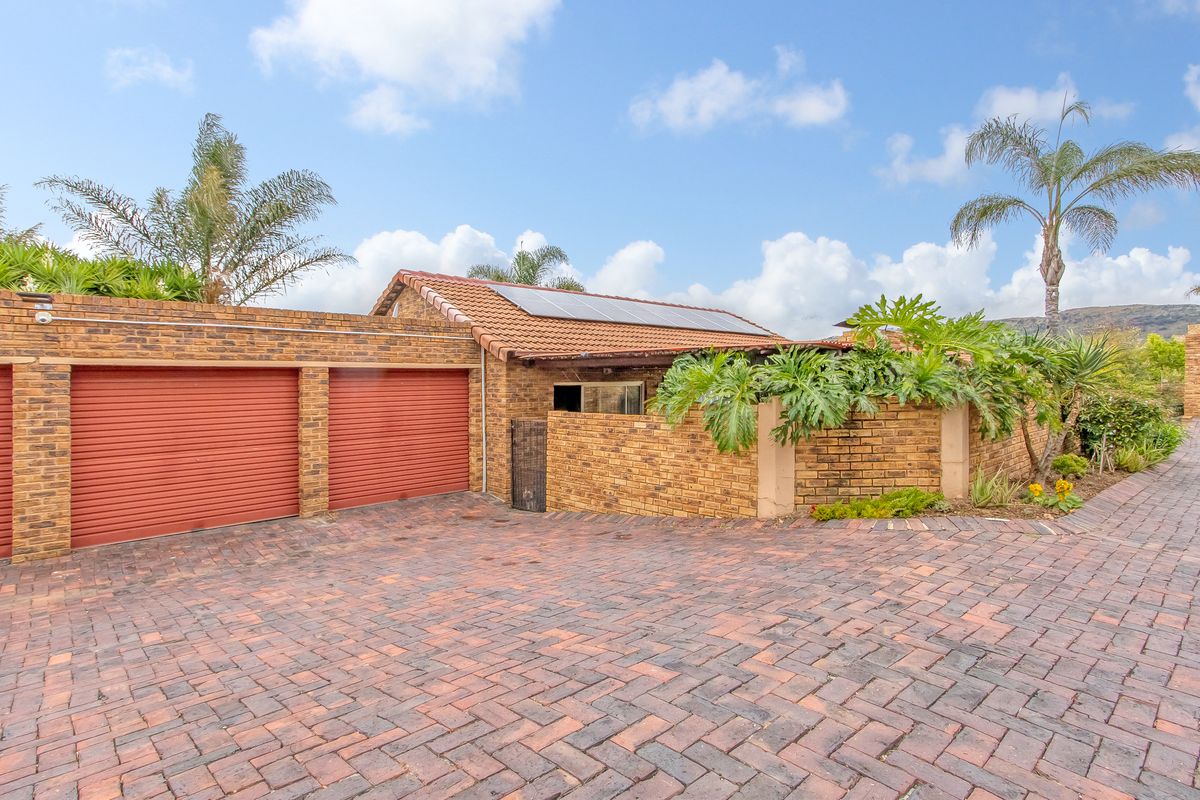 Modern Comfort Meets Outdoor Bliss: Your Dream Family Home - Photo 2