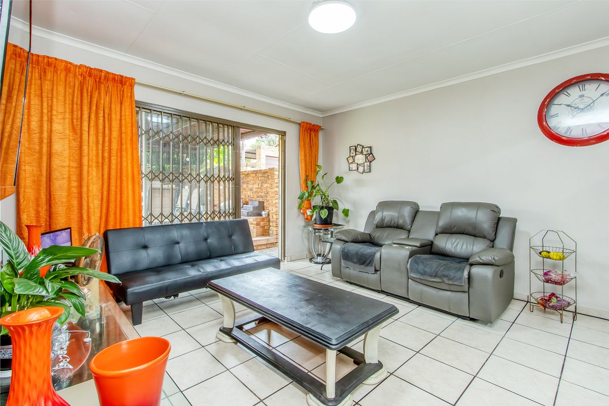 Modern Comfort Meets Outdoor Bliss: Your Dream Family Home - Photo 4