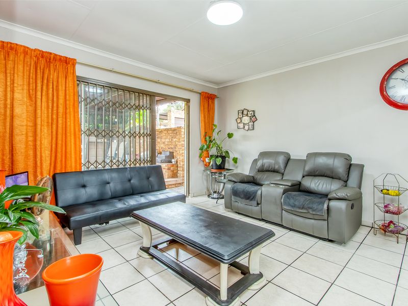 Modern Comfort Meets Outdoor Bliss: Your Dream Family Home - Photo 4