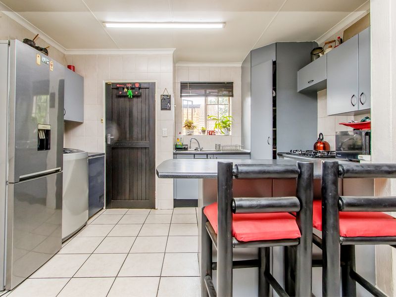 Modern Comfort Meets Outdoor Bliss: Your Dream Family Home - Photo 7