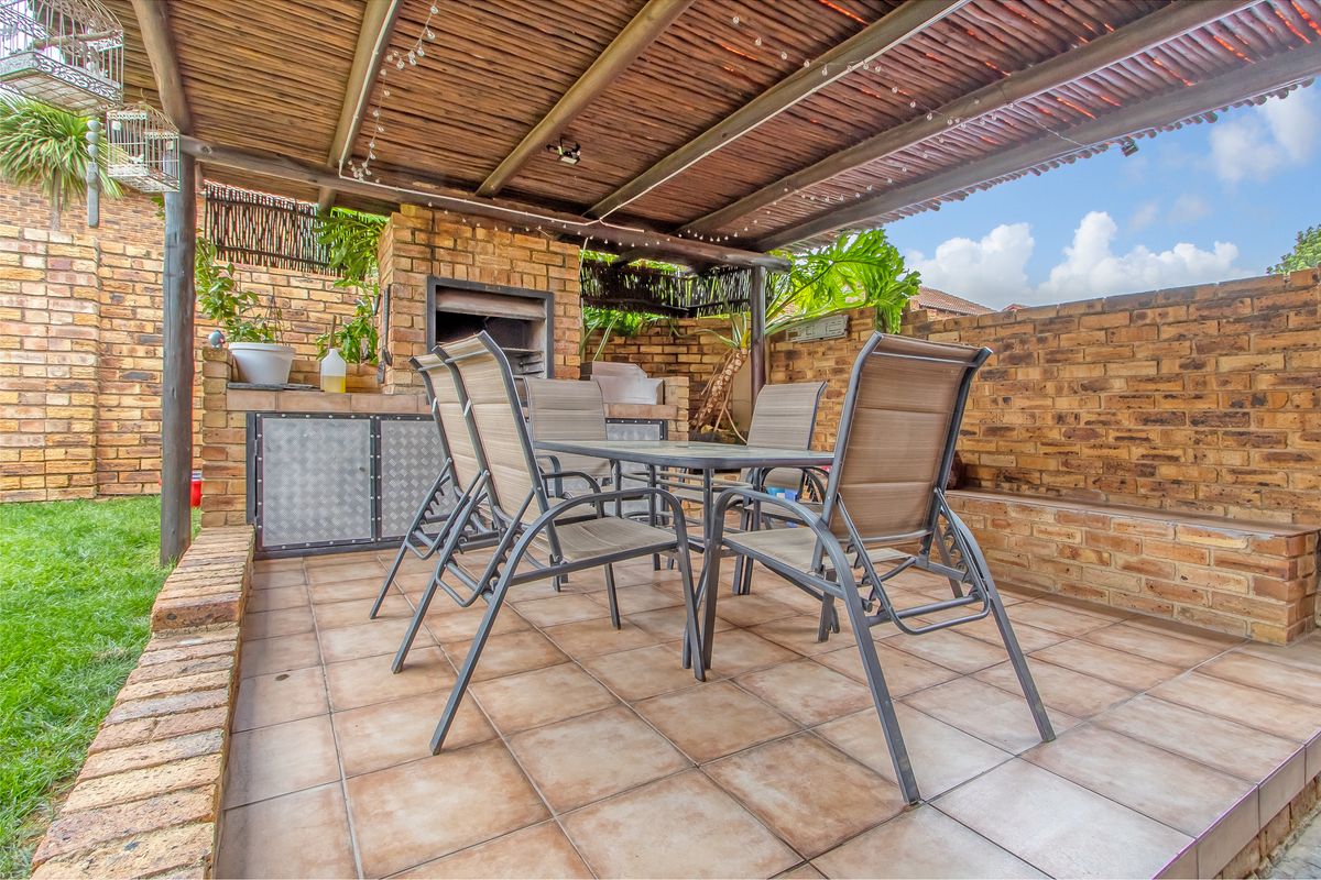 Modern Comfort Meets Outdoor Bliss: Your Dream Family Home - Photo 3