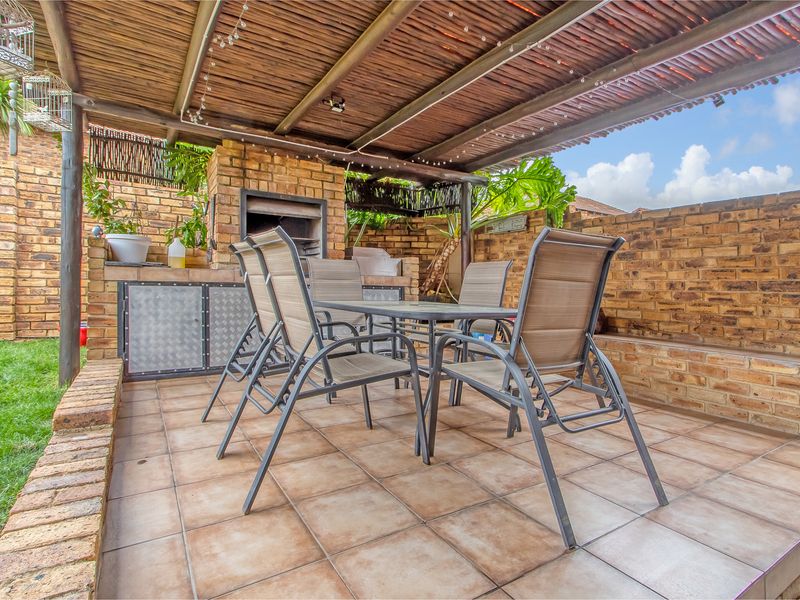 Modern Comfort Meets Outdoor Bliss: Your Dream Family Home - Photo 3