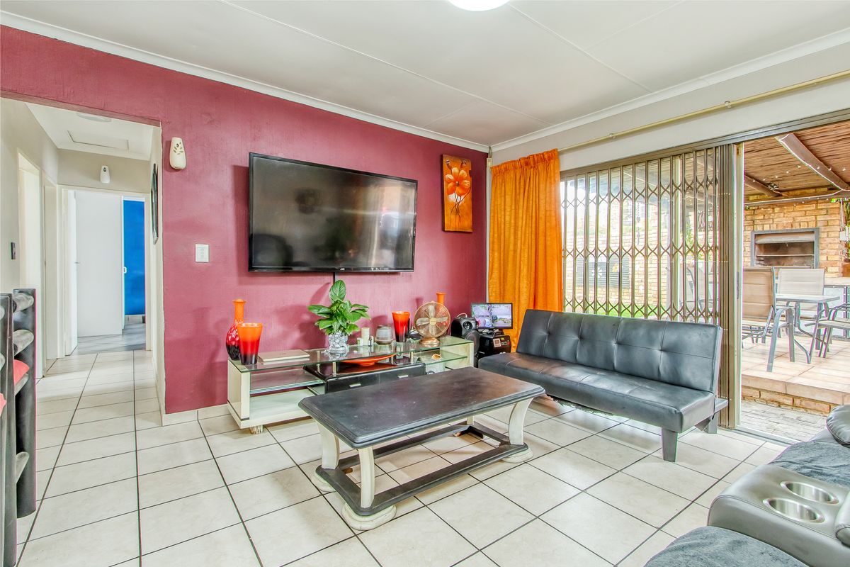 Modern Comfort Meets Outdoor Bliss: Your Dream Family Home - Photo 5