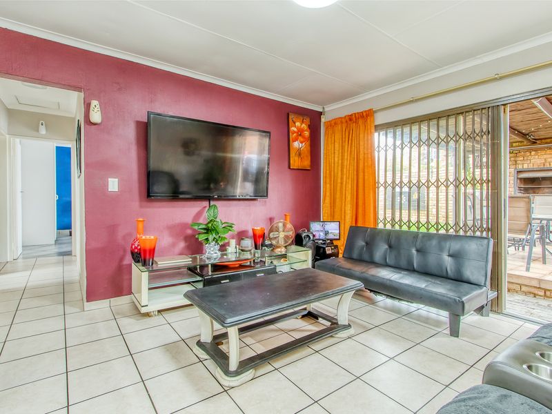 Modern Comfort Meets Outdoor Bliss: Your Dream Family Home - Photo 5