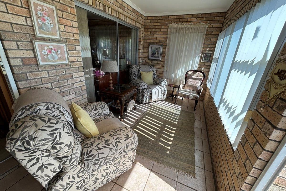 LOVELY 5 BEDROOM HOUSE IN SOUGHT AFTER WAVECREST AREA WITH SEAVIEWS - Photo 4