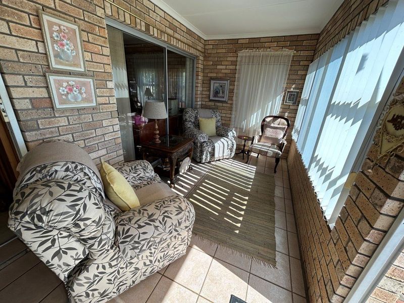 LOVELY 5 BEDROOM HOUSE IN SOUGHT AFTER WAVECREST AREA WITH SEAVIEWS - Photo 4