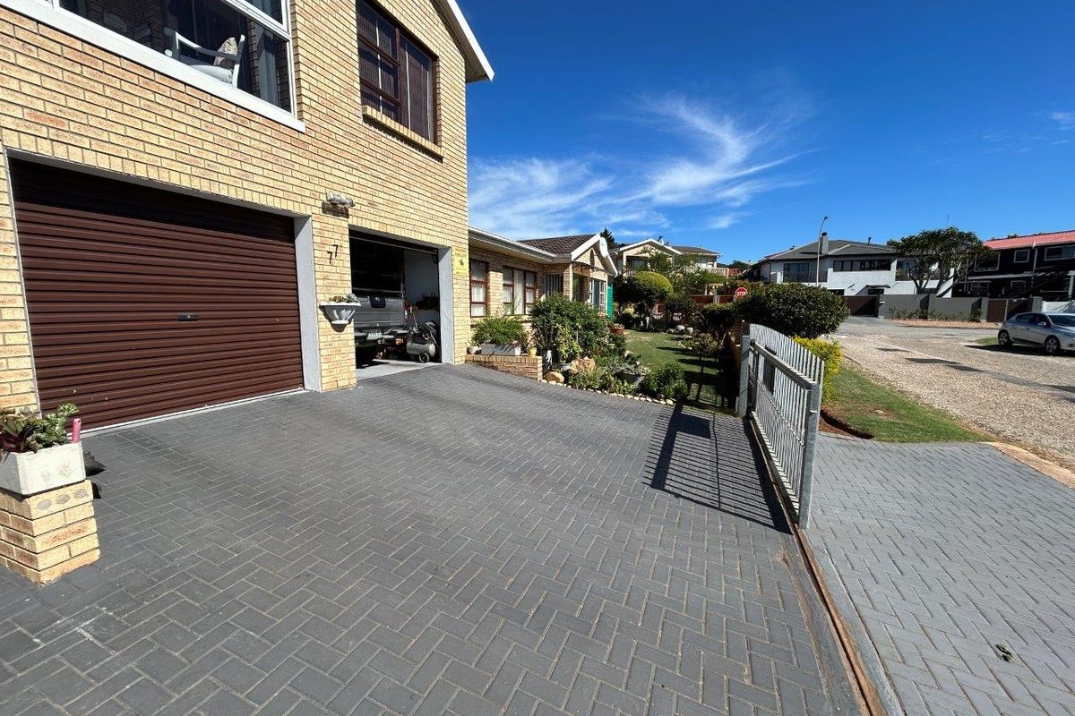 LOVELY 5 BEDROOM HOUSE IN SOUGHT AFTER WAVECREST AREA WITH SEAVIEWS - Photo 3
