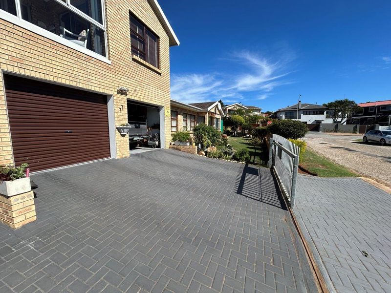 LOVELY 5 BEDROOM HOUSE IN SOUGHT AFTER WAVECREST AREA WITH SEAVIEWS - Photo 3