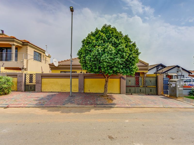 Freestanding For Sale In Kempton Park - Photo 2