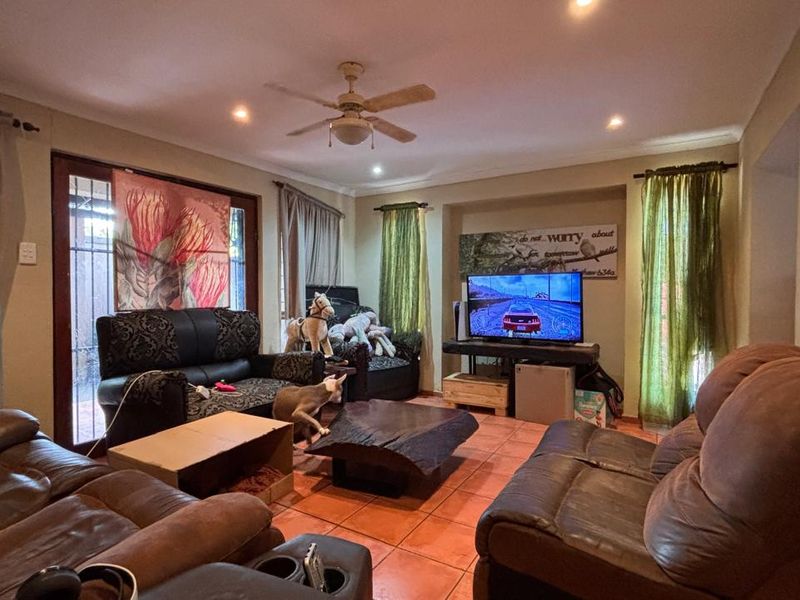 3 BEDROOM HOUSE TO LET - Photo 2