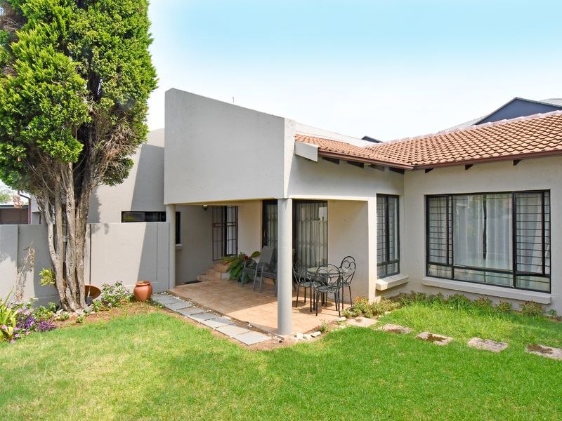 3 Bedroom Town House for sale - Photo 2