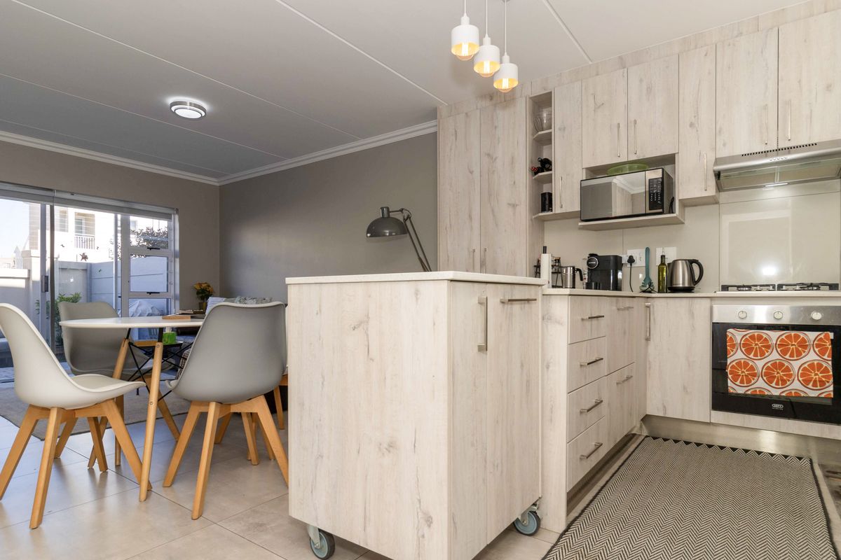 Stunning, Pet Friendly Townhouse in Sought-After Saint Square - Photo 3