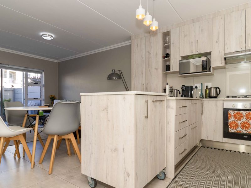 Stunning, Pet Friendly Townhouse in Sought-After Saint Square - Photo 3