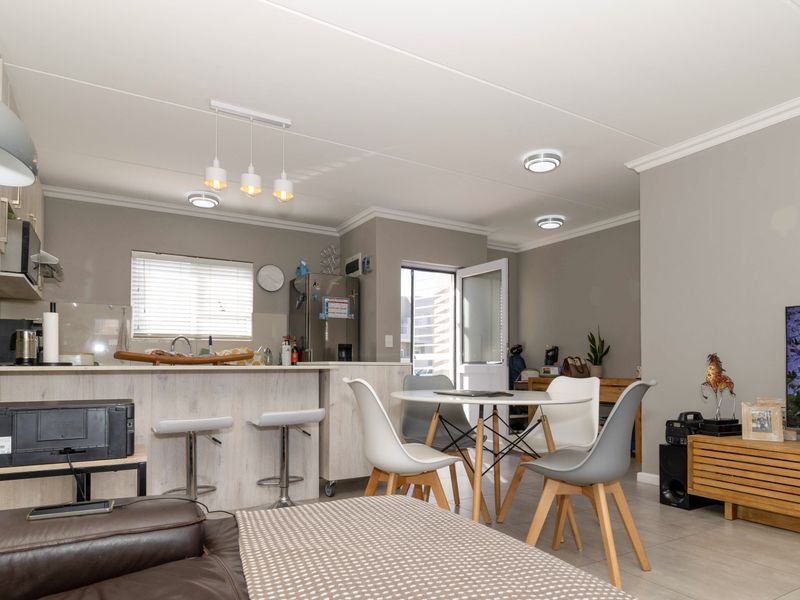 Stunning, Pet Friendly Townhouse in Sought-After Saint Square - Photo 10