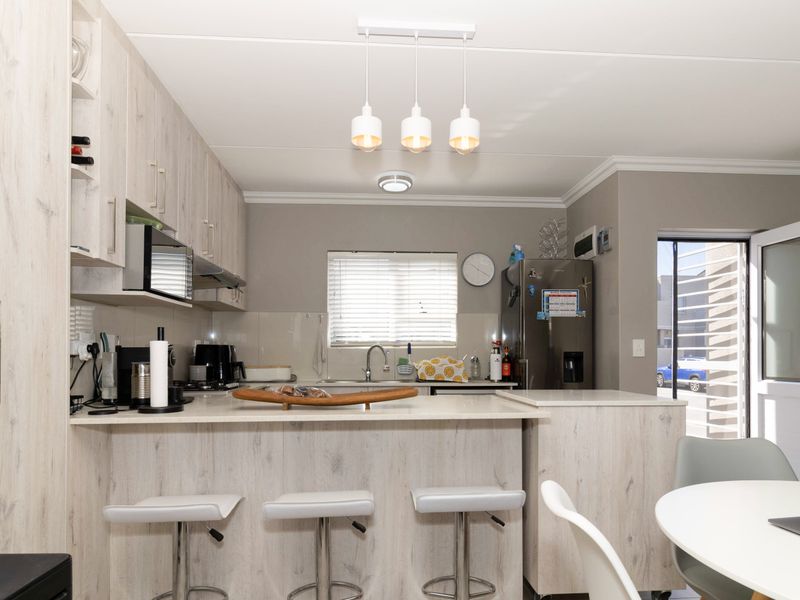 Stunning, Pet Friendly Townhouse in Sought-After Saint Square - Photo 8