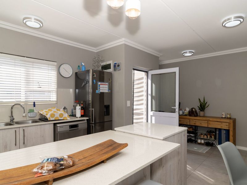 Stunning, Pet Friendly Townhouse in Sought-After Saint Square - Photo 9