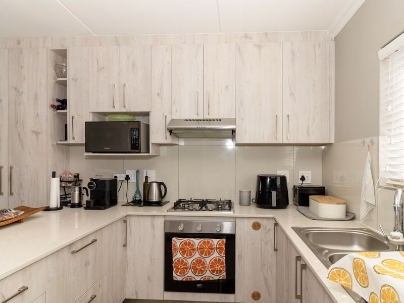 Stunning, Pet Friendly Townhouse in Sought-After Saint Square - Photo 6