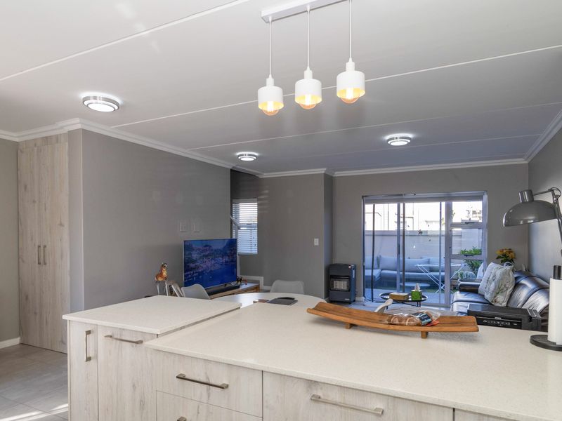 Stunning, Pet Friendly Townhouse in Sought-After Saint Square - Photo 7