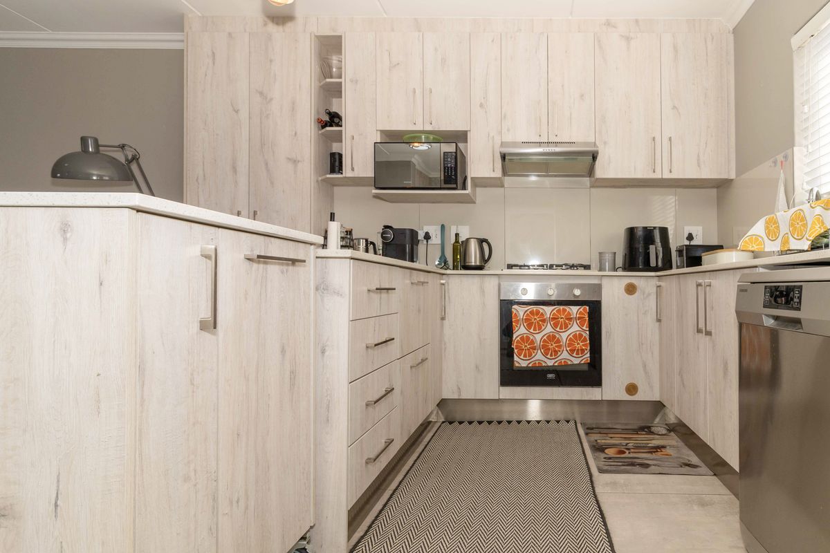 Stunning, Pet Friendly Townhouse in Sought-After Saint Square - Photo 5