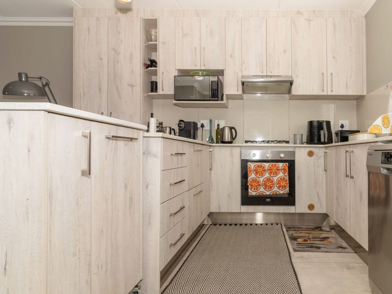 Stunning, Pet Friendly Townhouse in Sought-After Saint Square - Photo 5