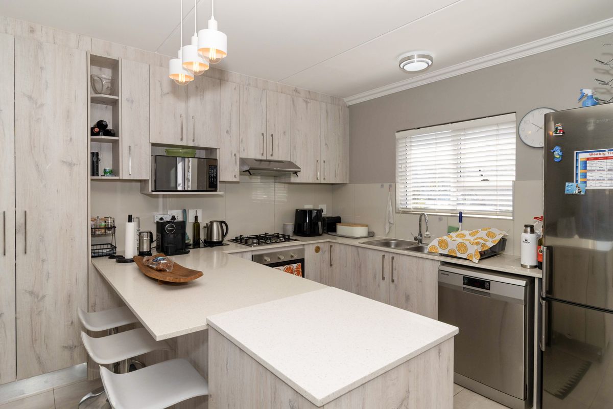 Stunning, Pet Friendly Townhouse in Sought-After Saint Square - Photo 4