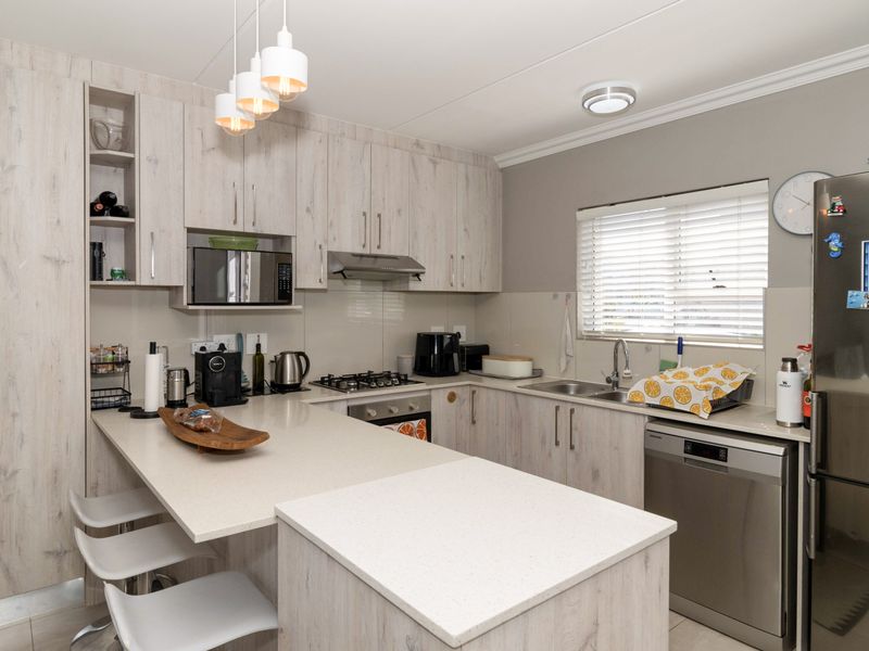 Stunning, Pet Friendly Townhouse in Sought-After Saint Square - Photo 4