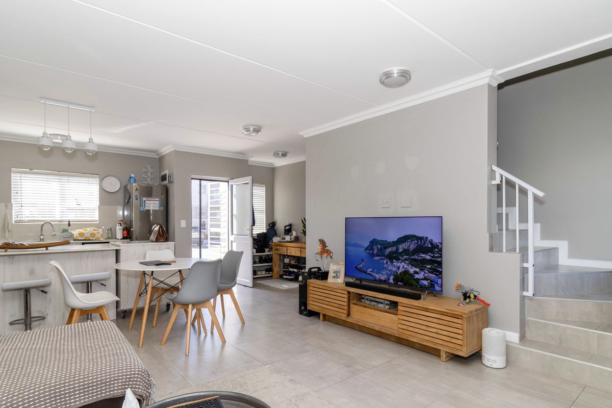 Stunning, Pet Friendly Townhouse in Sought-After Saint Square - Photo 2