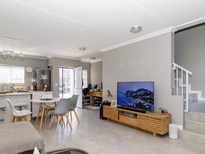 Stunning, Pet Friendly Townhouse in Sought-After Saint Square - Photo 2