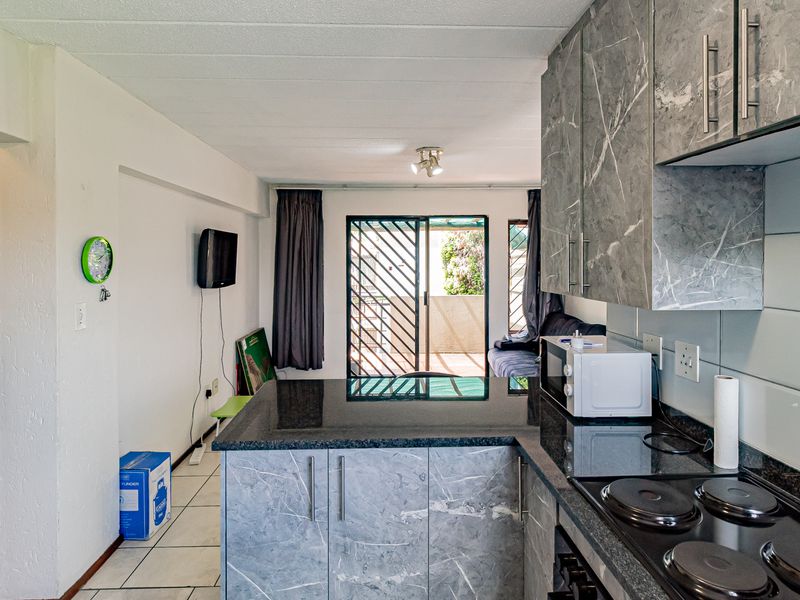 2 Bedroom 1 Bathroom First Floor Pet friendly Apartment For Sale in Glenvista - Photo 9