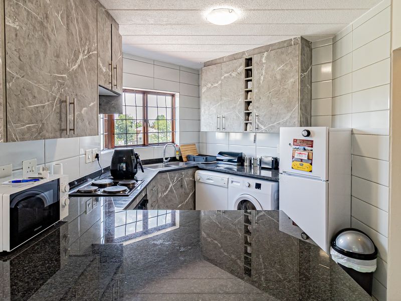 2 Bedroom 1 Bathroom First Floor Pet friendly Apartment For Sale in Glenvista - Photo 7