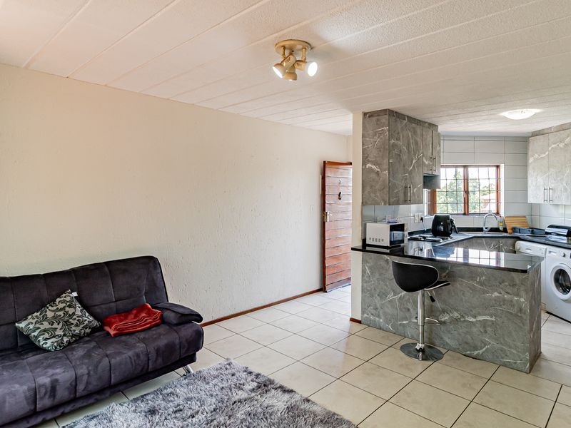 2 Bedroom 1 Bathroom First Floor Pet friendly Apartment For Sale in Glenvista - Photo 6