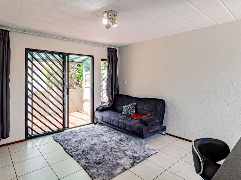 2 Bedroom 1 Bathroom First Floor Pet friendly Apartment For Sale in Glenvista - Photo 3