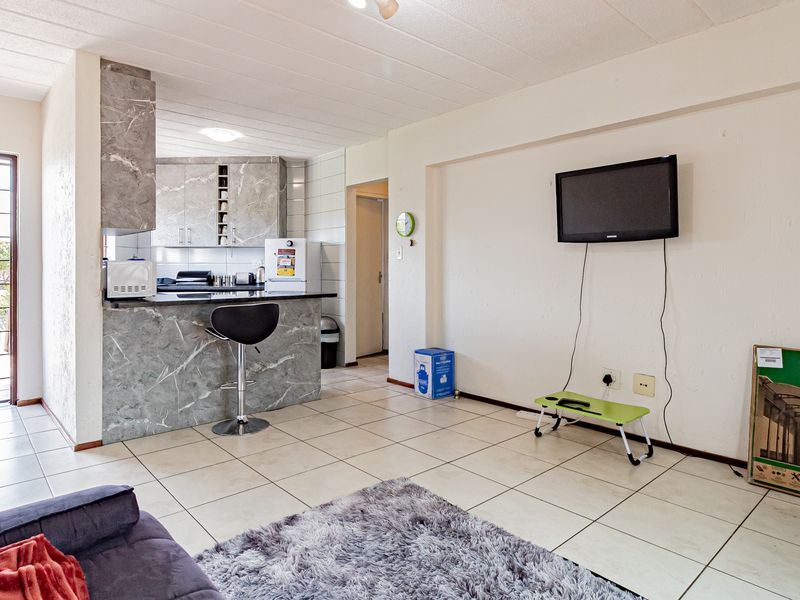 2 Bedroom 1 Bathroom First Floor Pet friendly Apartment For Sale in Glenvista - Photo 5