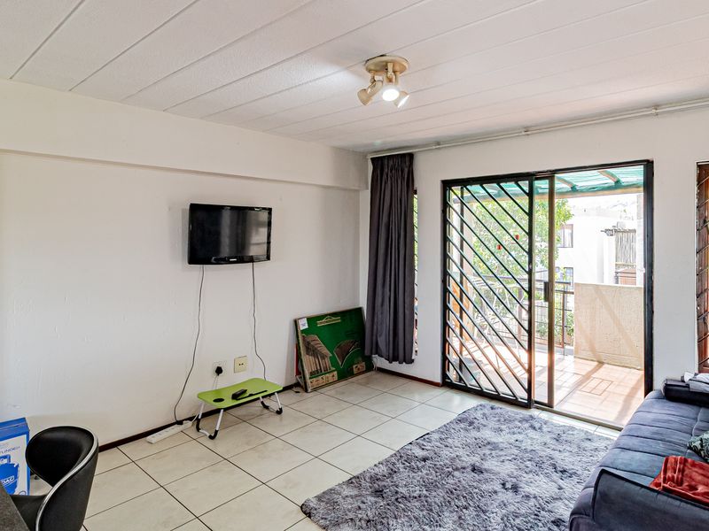 2 Bedroom 1 Bathroom First Floor Pet friendly Apartment For Sale in Glenvista - Photo 4