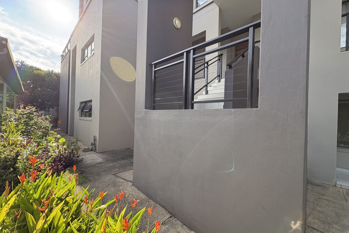 BEAUTIFUL CORNER GROUND FLOOR UNIT - Photo 5