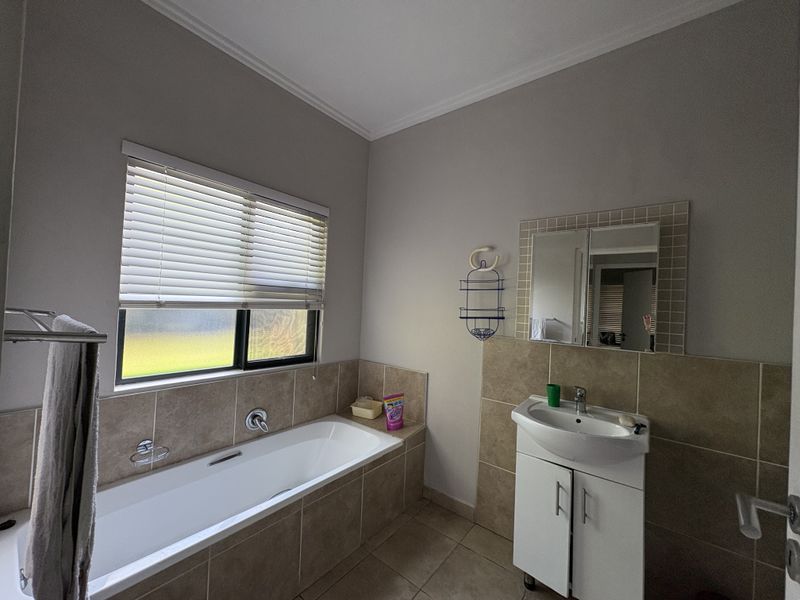 BEAUTIFUL CORNER GROUND FLOOR UNIT - Photo 9