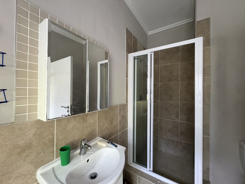 BEAUTIFUL CORNER GROUND FLOOR UNIT - Photo 8