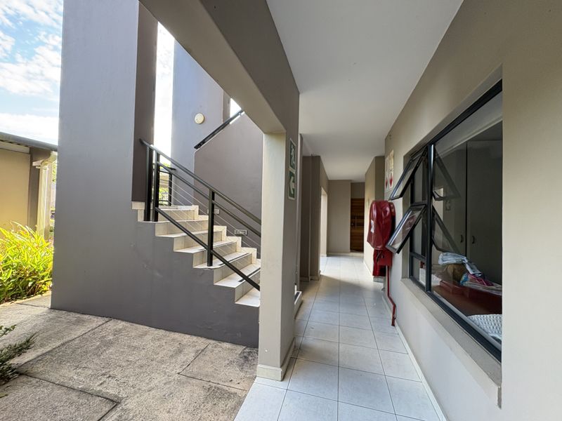 BEAUTIFUL CORNER GROUND FLOOR UNIT - Photo 7