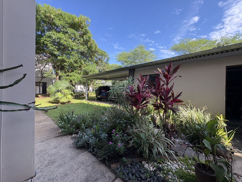 BEAUTIFUL CORNER GROUND FLOOR UNIT - Photo 6