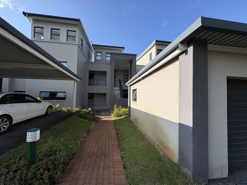 BEAUTIFUL CORNER GROUND FLOOR UNIT - Photo 2