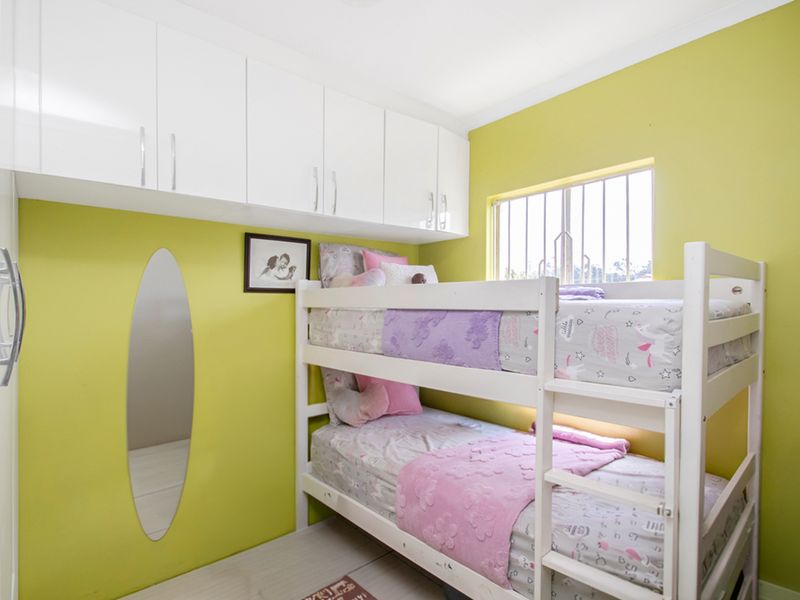 Top Floor 2-Bedroom Flat with Stunning Views | Exclusive Sole Mandate - Photo 9