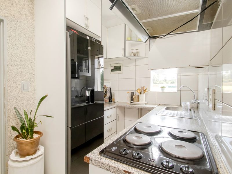 Top Floor 2-Bedroom Flat with Stunning Views | Exclusive Sole Mandate - Photo 8