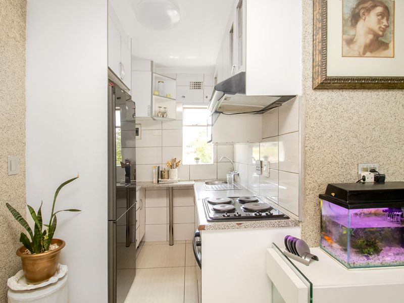 Top Floor 2-Bedroom Flat with Stunning Views | Exclusive Sole Mandate - Photo 7