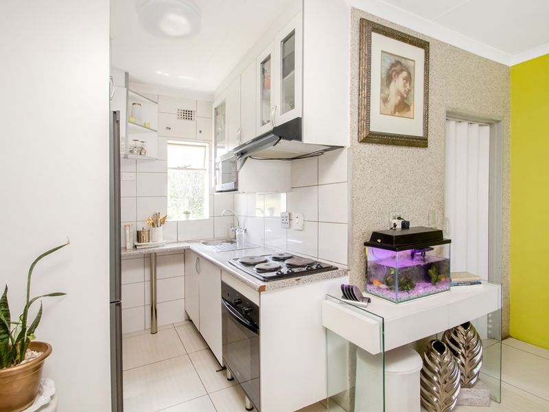 Top Floor 2-Bedroom Flat with Stunning Views | Exclusive Sole Mandate - Photo 6